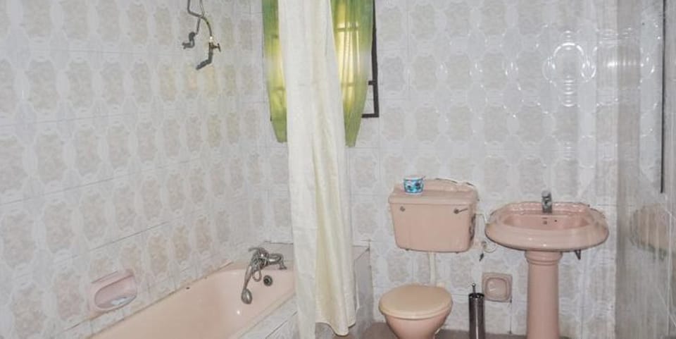 Combined shower/tub, deep soaking tub, free toiletries, towels
