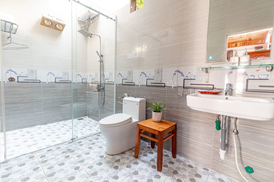 Family Bungalow | Bathroom | Shower, free toiletries, hair dryer, slippers