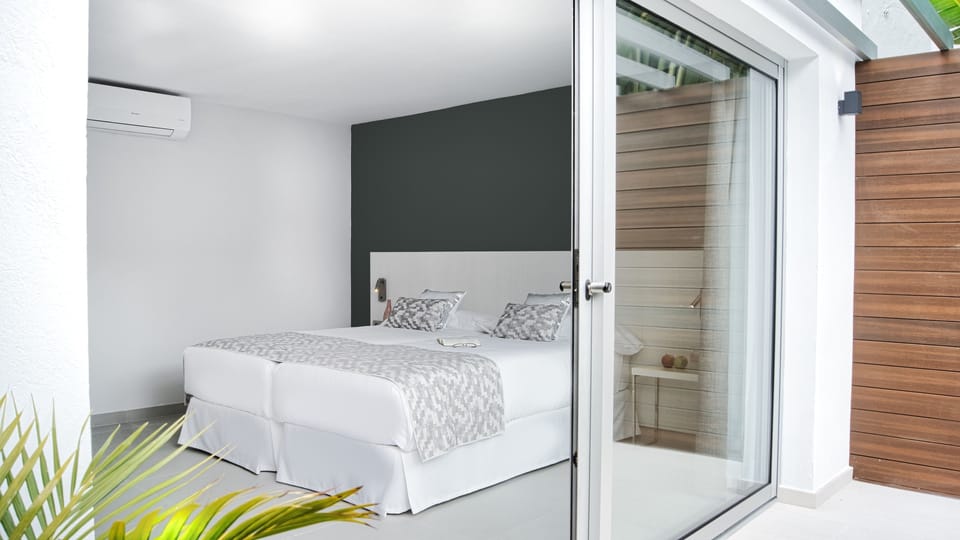 Premium bedding, minibar, desk, blackout drapes