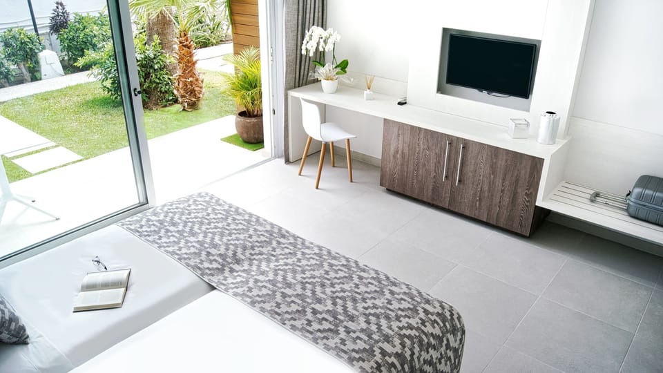 Premium bedding, minibar, desk, blackout drapes