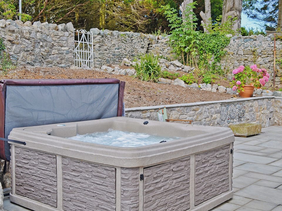 Hot tub | Haulfryn Cottage, Llandegfan, nr. Menai Bridge