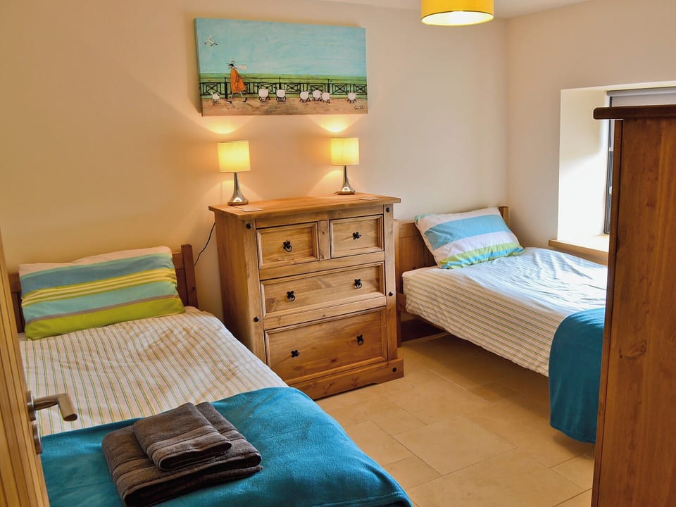 Twin bedroom | Pen Yr Allt, Llanfaelog, nr. Rhosneigr