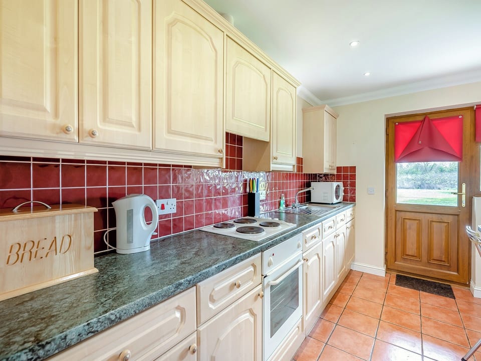 Kitchen/diner | Willow Tree Cottage - Linley Farm Cottages, St Osyth