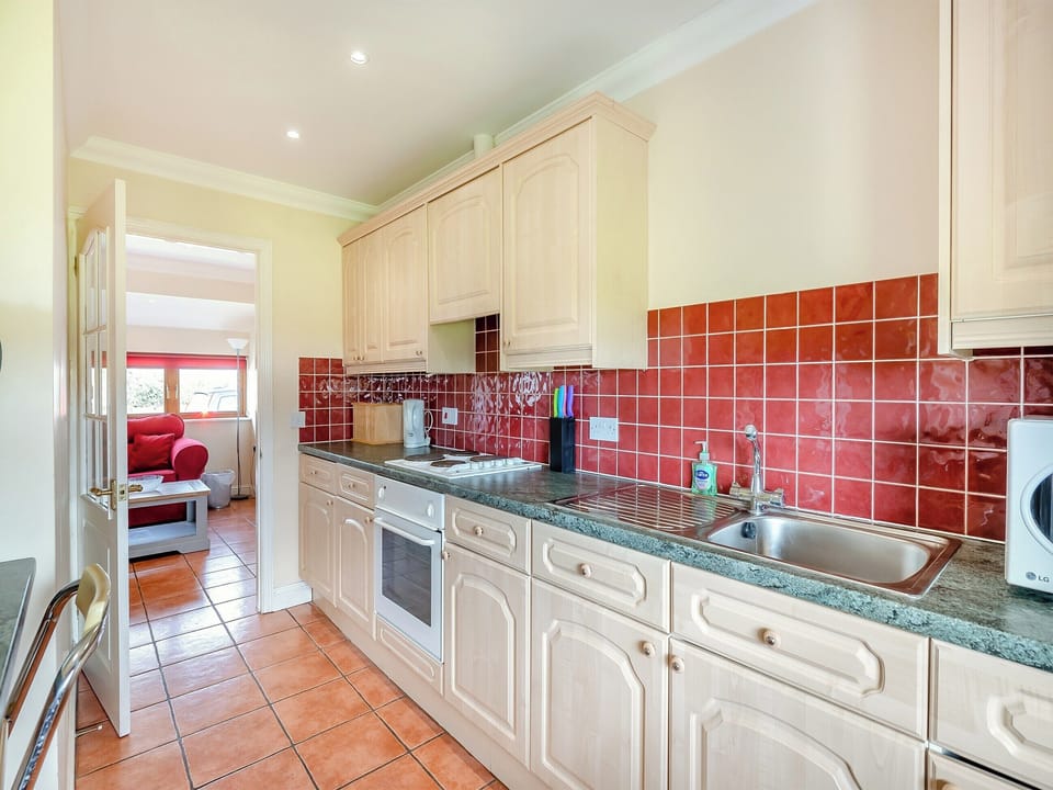 Kitchen/diner | Willow Tree Cottage - Linley Farm Cottages, St Osyth