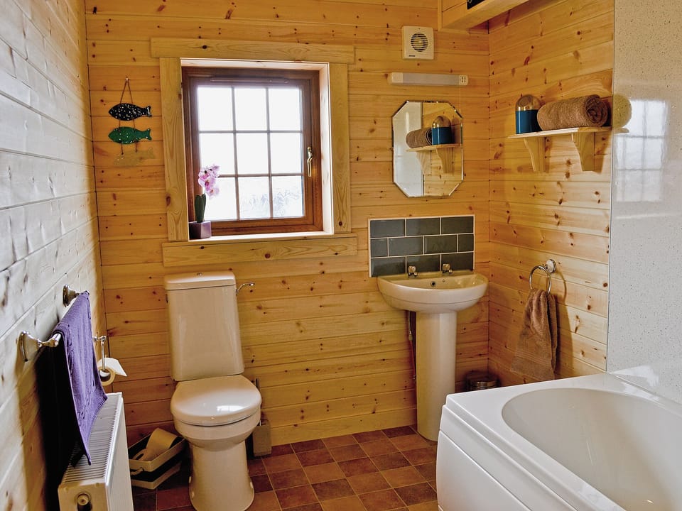 Bathroom | No. 6 Lake View Lodge, Old Leake, nr. Boston