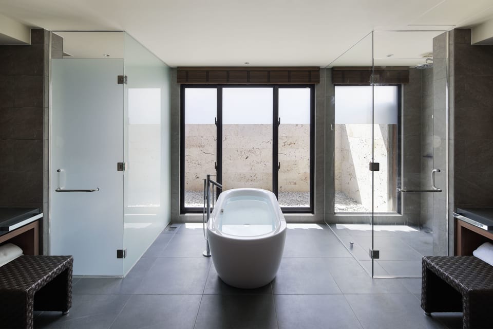 Villa Suite w/Pool（Twin Room） | Bathroom | Separate tub and shower, jetted tub, free toiletries, hair dryer