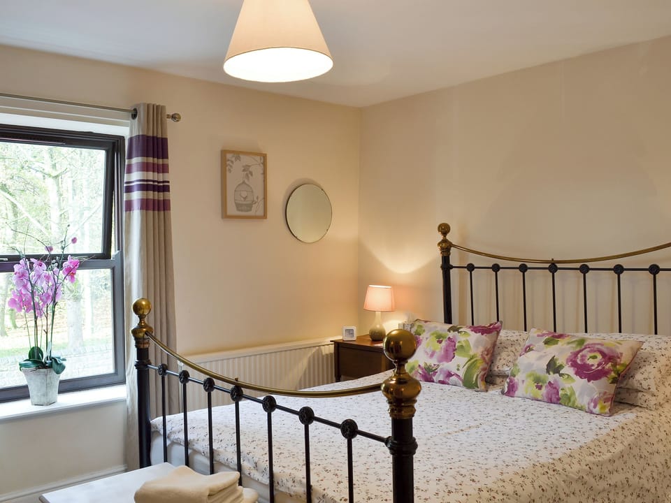 Comfortable double bedroom | Park View Cottage, Glossop