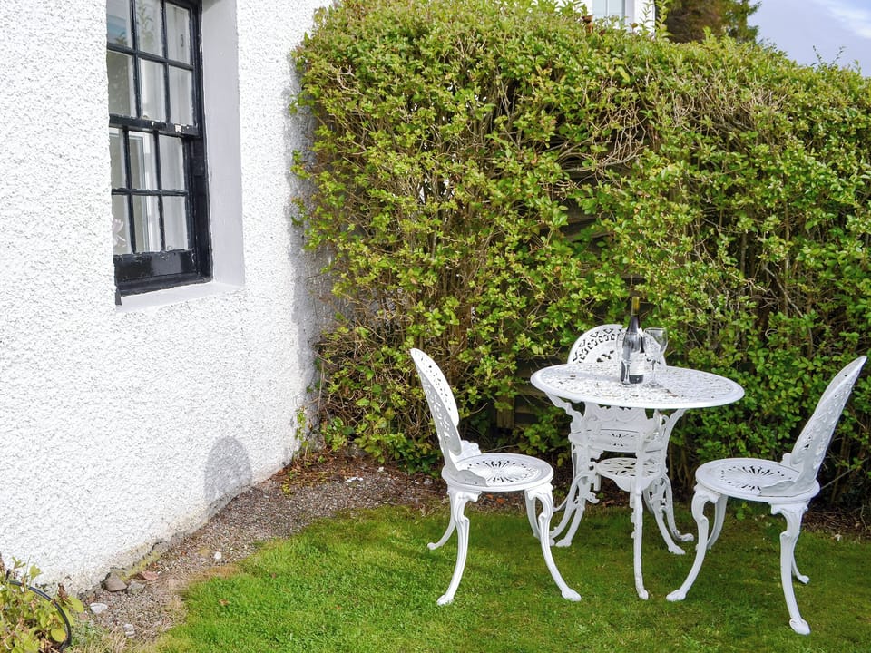 Private hedged garden | Temple House West, Drumnadrochit