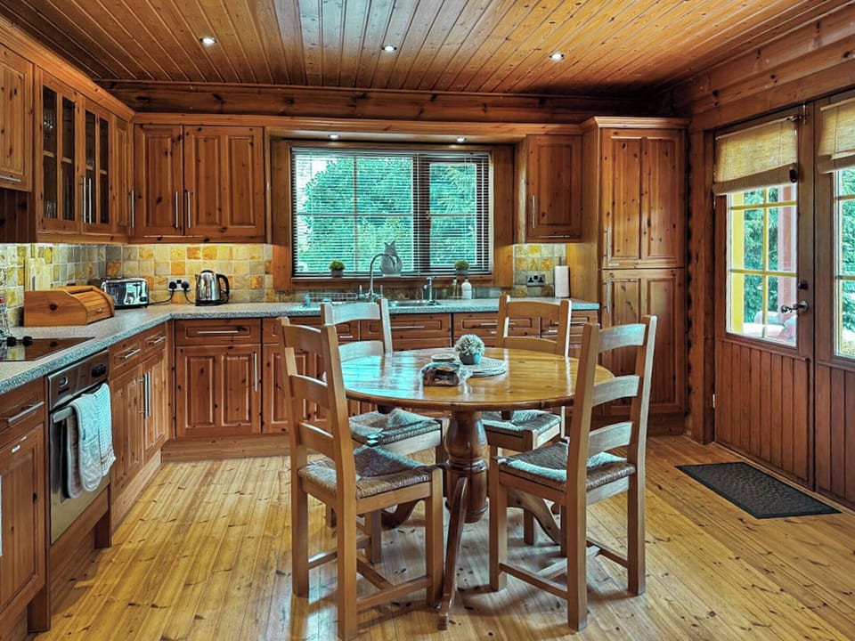 Open-aspect to fully appointed fitted kitchen | Kingfisher Lodge, Hagworthingham