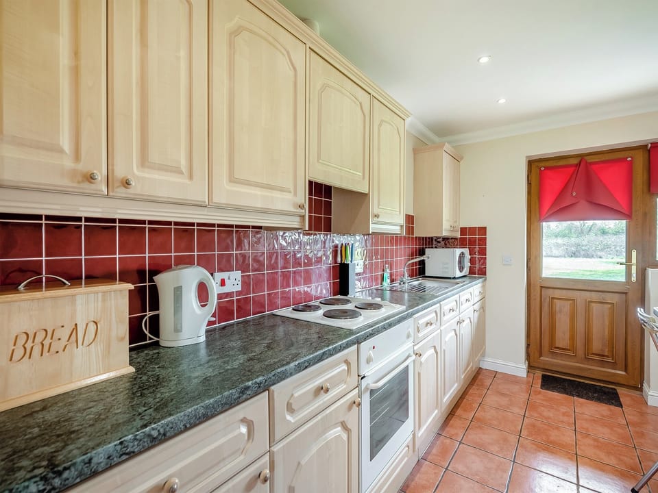 Kitchen/diner | Pear Tree Cottage - Linley Farm Cottages, St Osyth