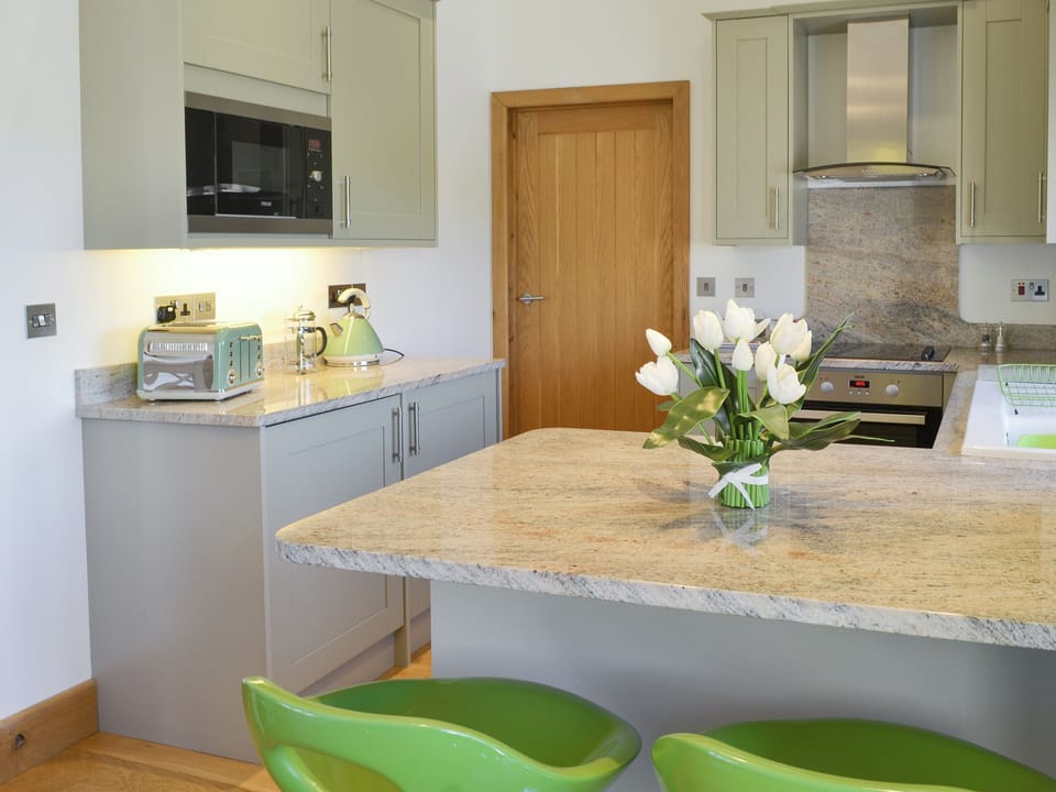 Fully appointed fitted kitchen with breakfast bar | Swallows Retreat, Hartland