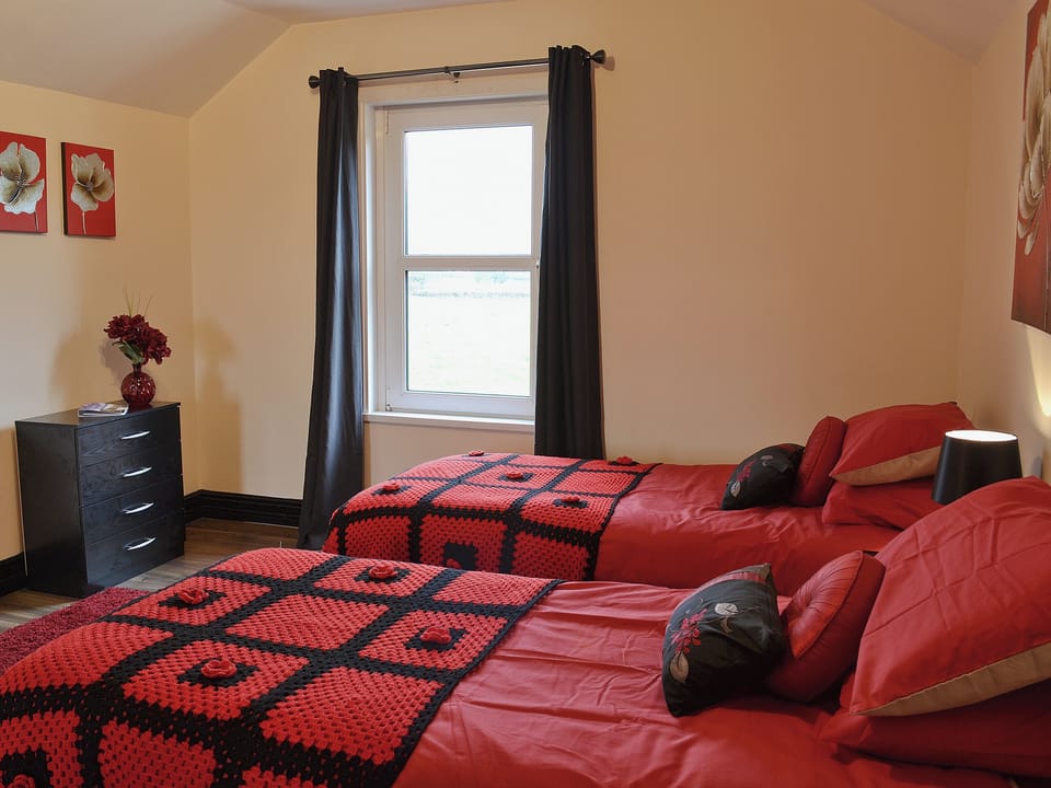 Twin bedroom | Bont Cottage, Kidwelly