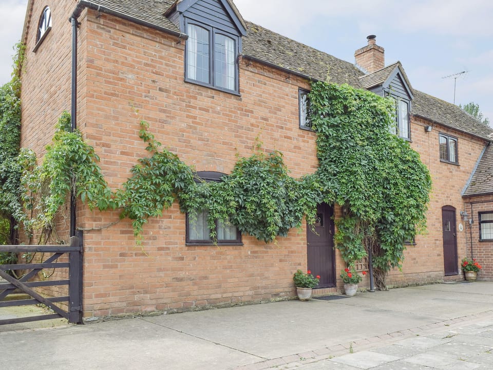 Gravelled patio area with outdoor furniture | Mill Cottage, Cradley, Malvern