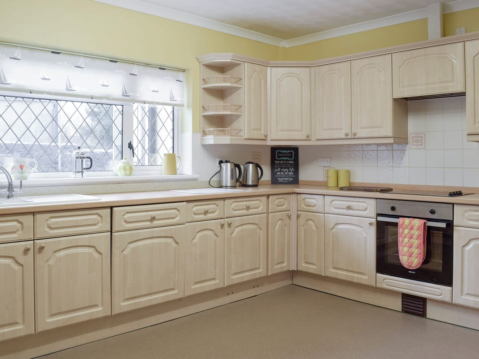 Well-equipped kitchen | Green Acre Cottage, Kilgetty, Dyfed 