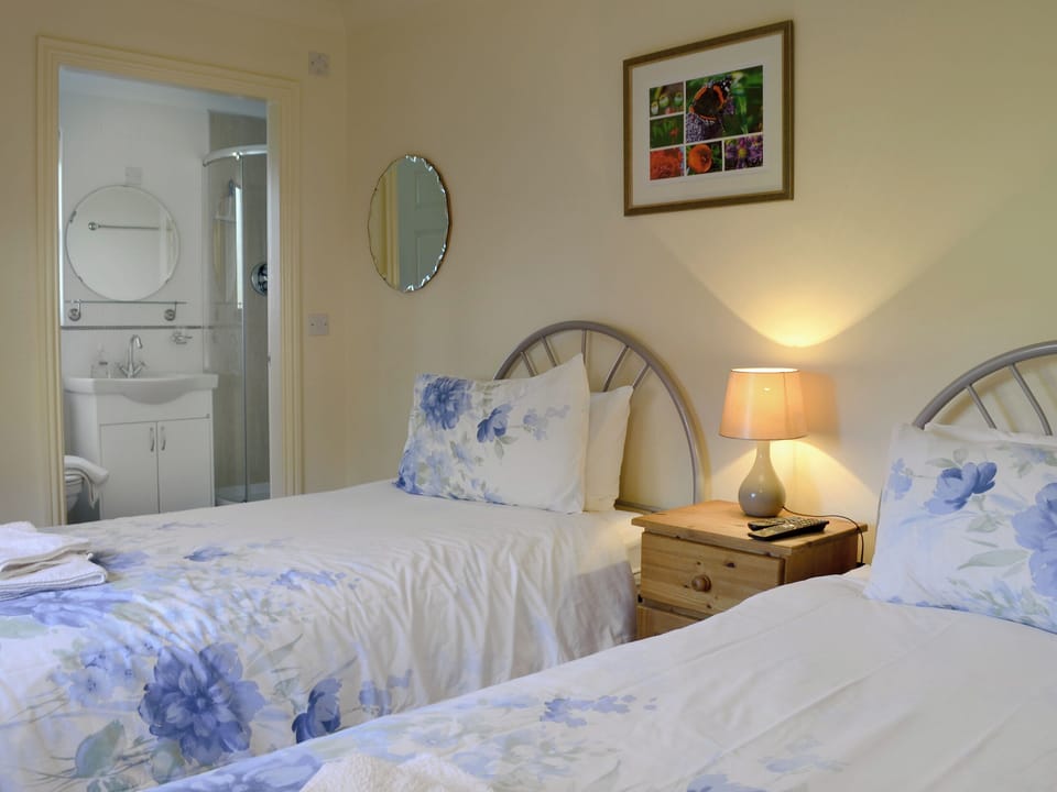 Comfortable twin bedroom | The Gatehouse, Bridlington