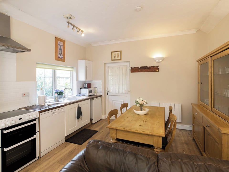 Well equipped kitchen/diner | Luckington Stables 2 - Luckington Stables, Newbury, near Frome