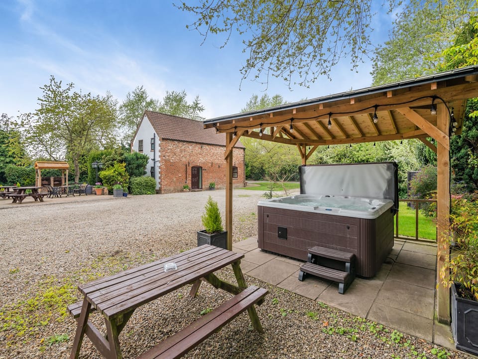 Hot tub | Little Barn - Hopgrove Farm Cottages, York