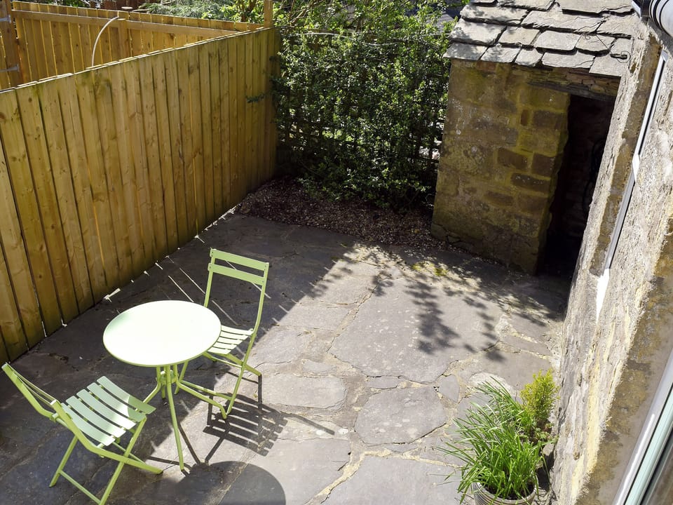 Enclosed patio with garden furniture | April Cottage - Spring Cottages, Settle