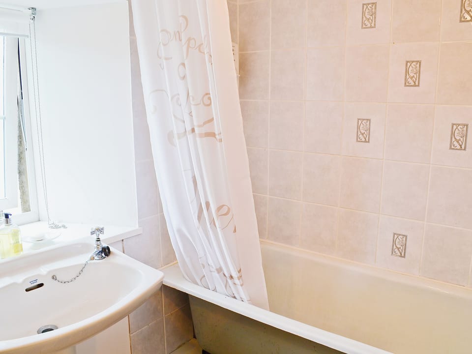 Bathroom | Cor an Easan, Melness