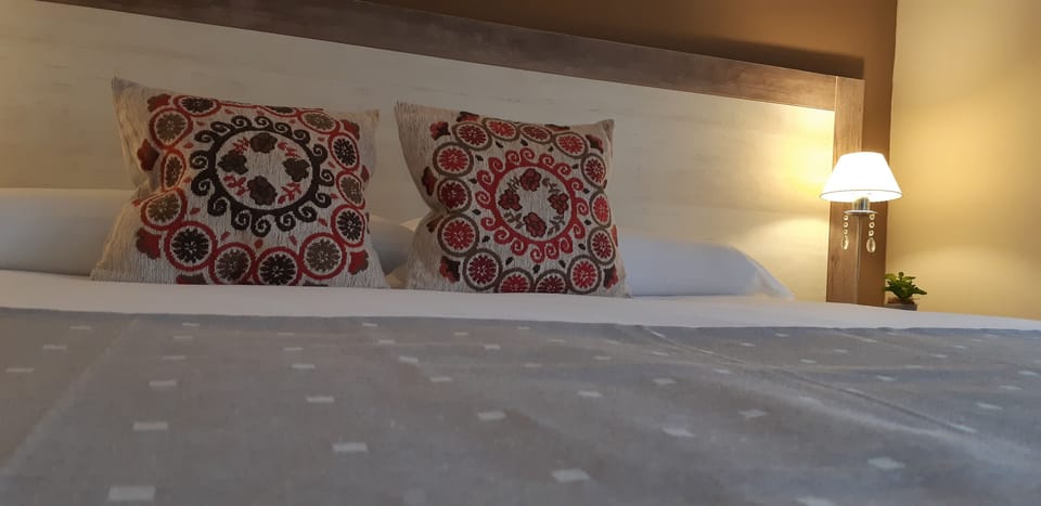 Deluxe Apartment, 1 Queen Bed with Sofa bed, Mountain View | 1 bedroom, desk, WiFi (free), bed sheets