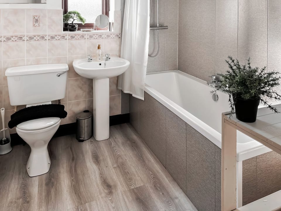 Bathroom | Combe Cairn, Millom