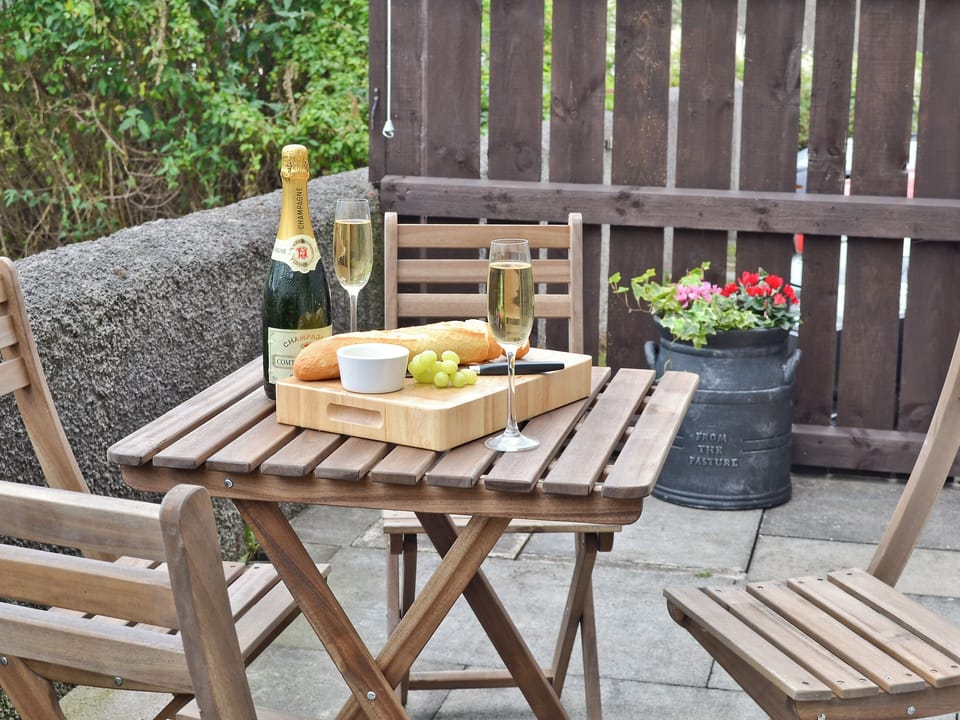 Sitting-out-area | Combe Cairn, Millom