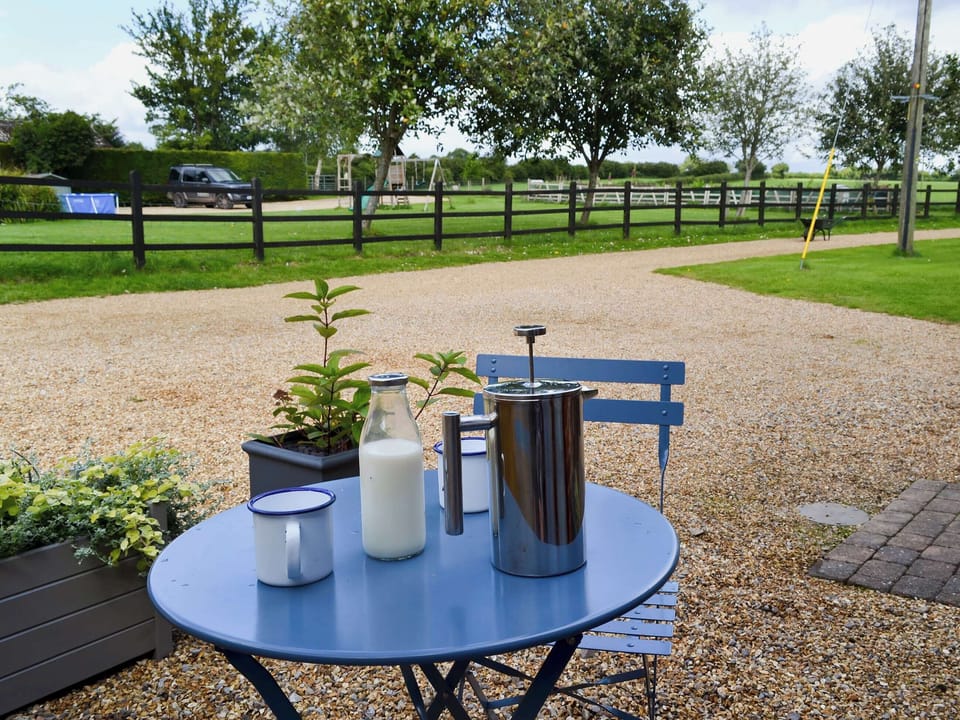 Sitting-out-area | Saddle Room - Higher Farm, Martin, Fordingbridge