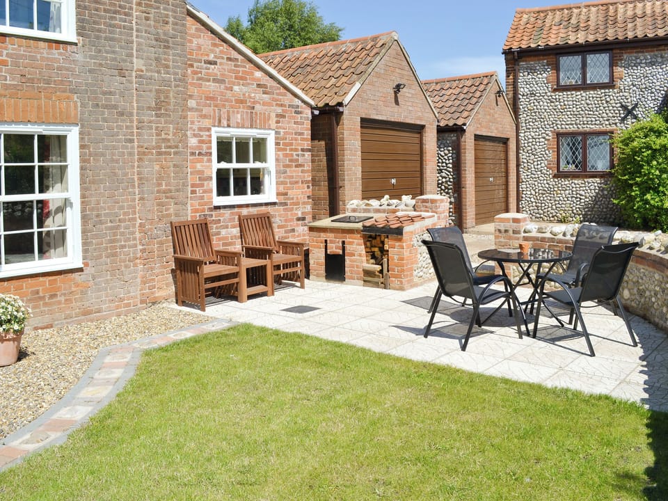 Sitting-out-area | South View Cottage, West Beckham