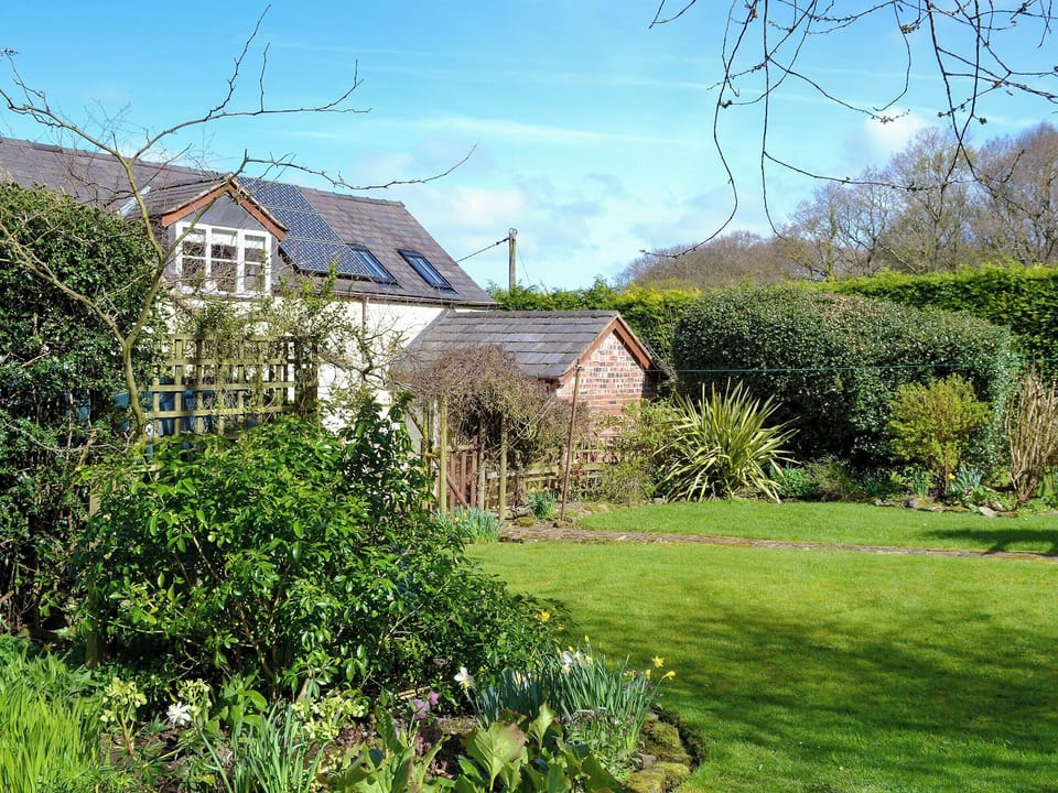 Comfortable double bedroom | Woodhouse Cottage, Dobshill, near Chester