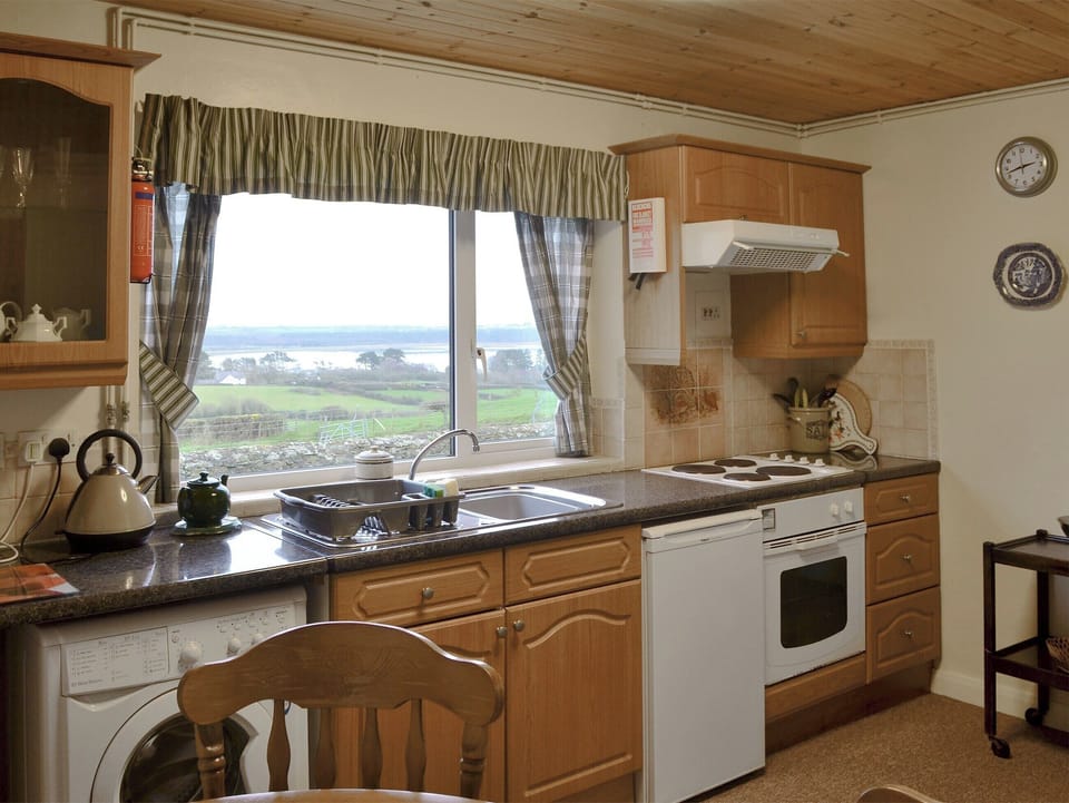 Well equipped kitchen/ dining room | Gallt-y-Balch, Bodorgan, Anglesey