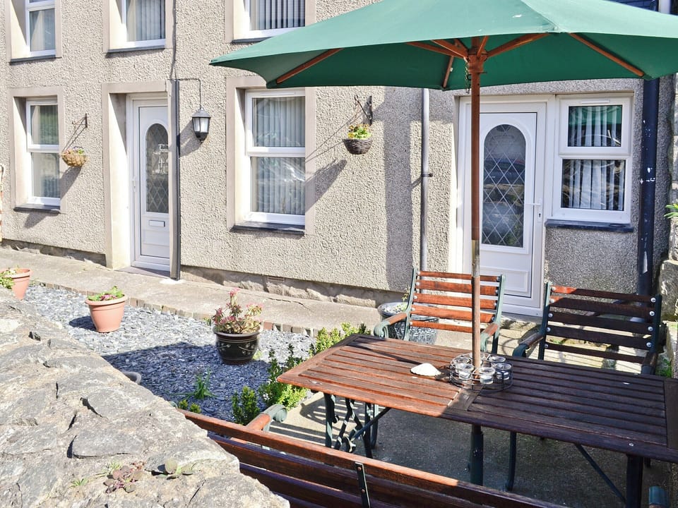 Sitting-out-area | Ty Capel Gosen, Trefor, nr. Caernarfon