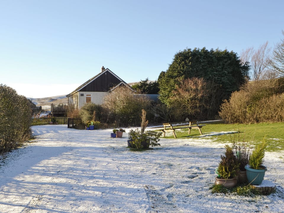The garden in winter | Rowan Cottage - Whitelee Farm, Bryness, near Otterburn