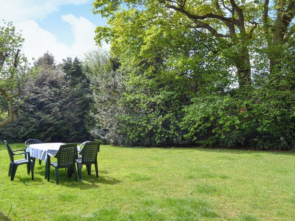 Delightful lawned garden | Yew Tree Cottage, Passfield Common, near Liphook
