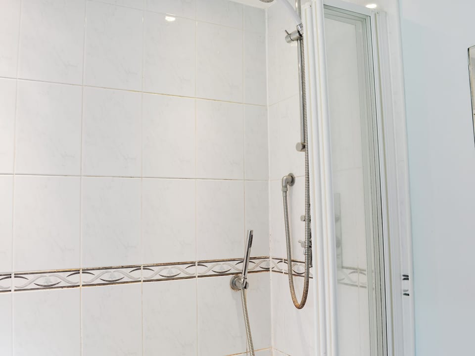 Bathroom | Yew Tree Cottage, Passfield Common, near Liphook