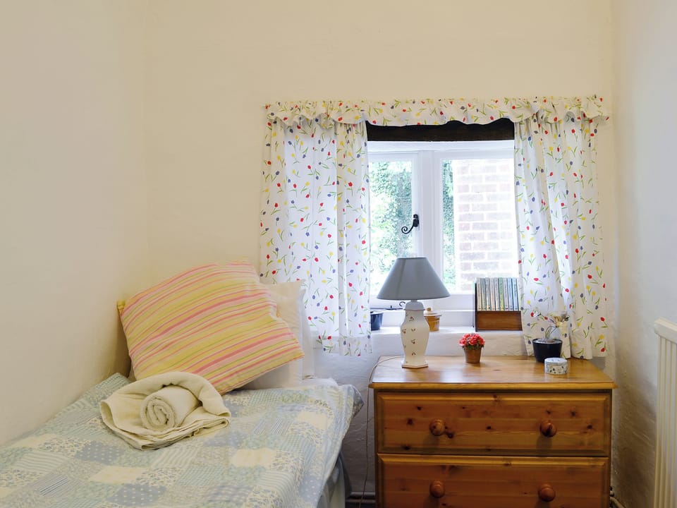 Single bedroom | Yew Tree Cottage, Passfield Common, near Liphook