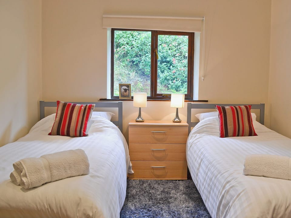 Twin bedroom | Mill Farm Holiday Cottages - Red Kite Cottage, Heyope, nr. Knighton