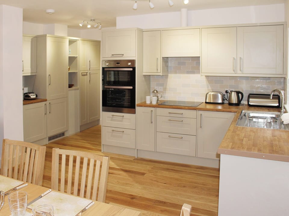 Modern comprehensively equipped kitchen | Bodwen Corner Cottage, Wootton Bridge