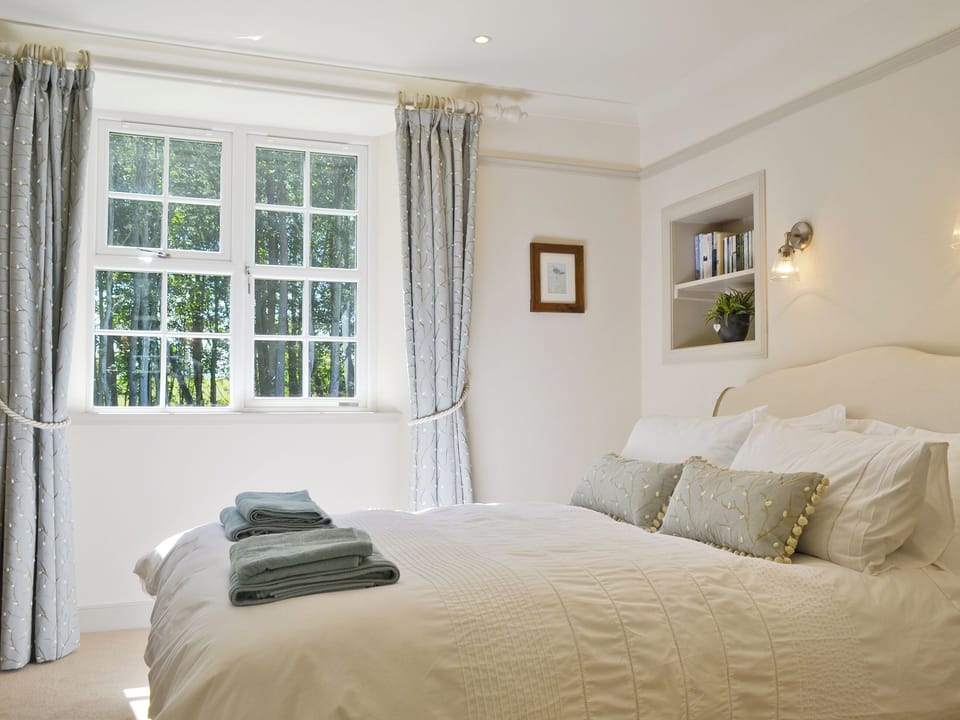 Beautiful double bedroom with 5ft bed and en-suite | Curlew Cottage - Strathisla Farm Cottages, Meigle