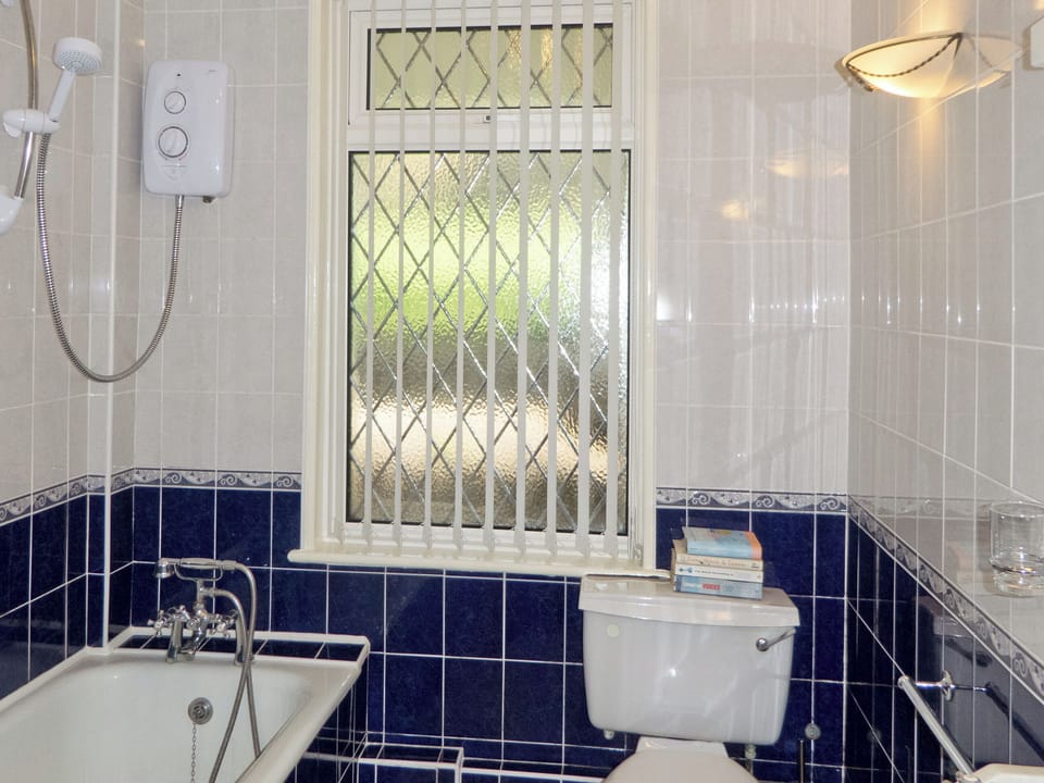 Bathroom | Moorings Apartments - Moorings, Torquay