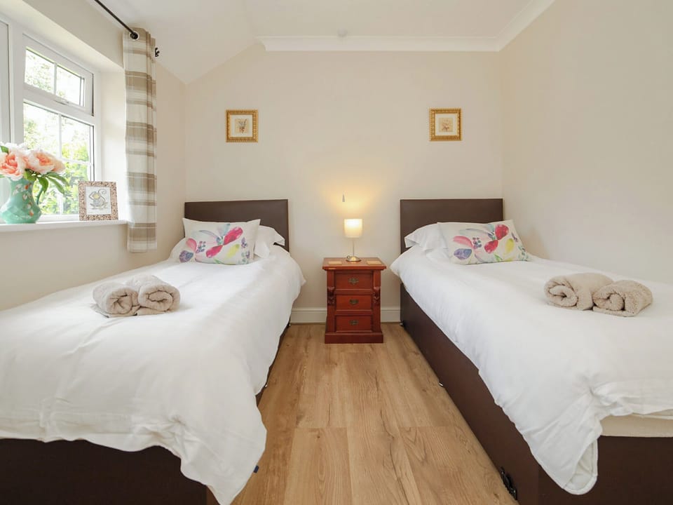 Twin bedroom | Luckington Stables 1 - Luckington Stables, Newbury, near Frome