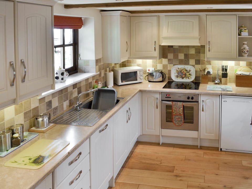 Well-equipped fitted kitchen | Stable Cottage - Drayton Farm Barns, East Meon, Petersfield