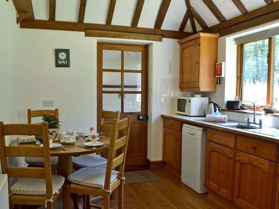 Inviting kitchen/breakfast room | Ivy Cottage, Ewhurst Green, near Bodiam