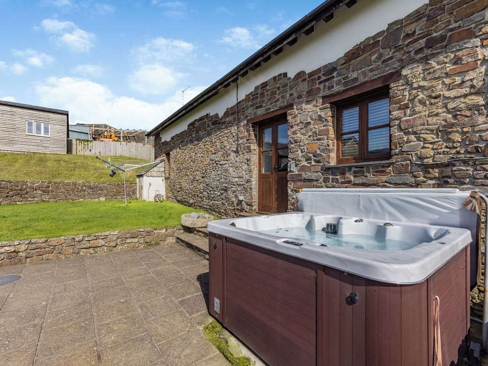 Hot tub | Smuggler&rsquo;s Retreat - Smuggler&rsquo;s Retreat and Atlantic House, Hartland Point