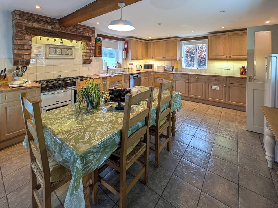 Spacious kitchen/dining room | Howards End, Middleton-on-the-Hill, near Leominster