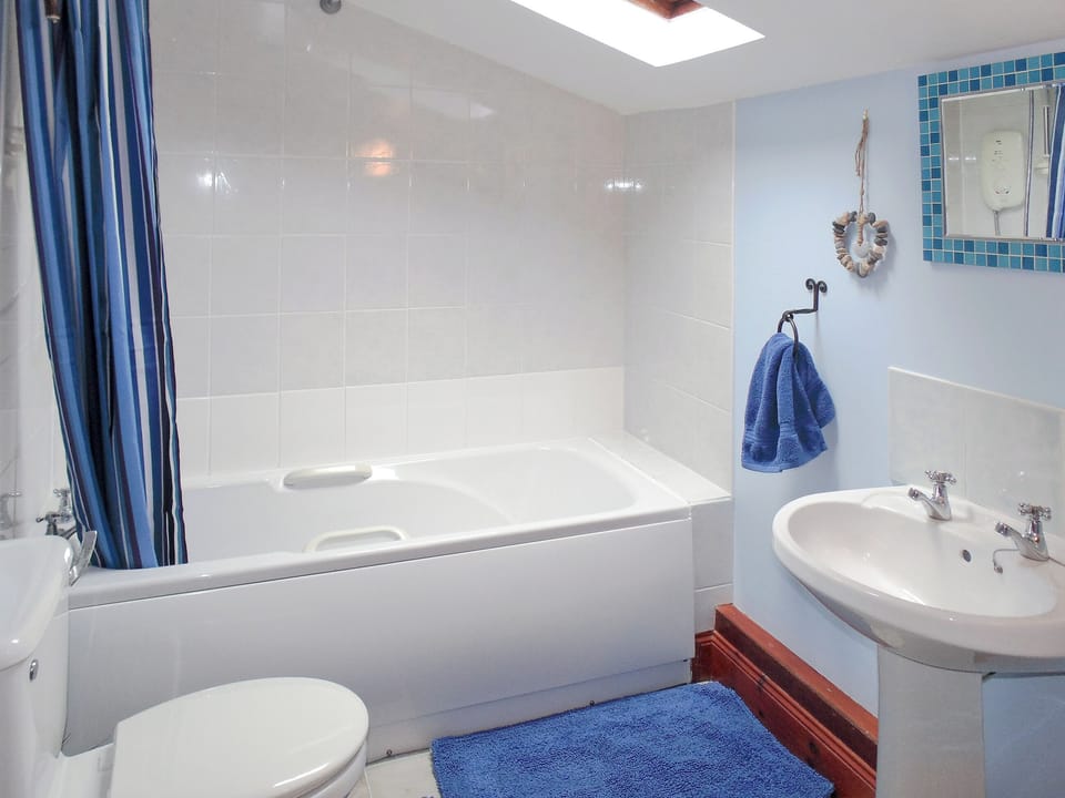 Bathroom | Craigdarroch Cottage, Strathyre near Callander