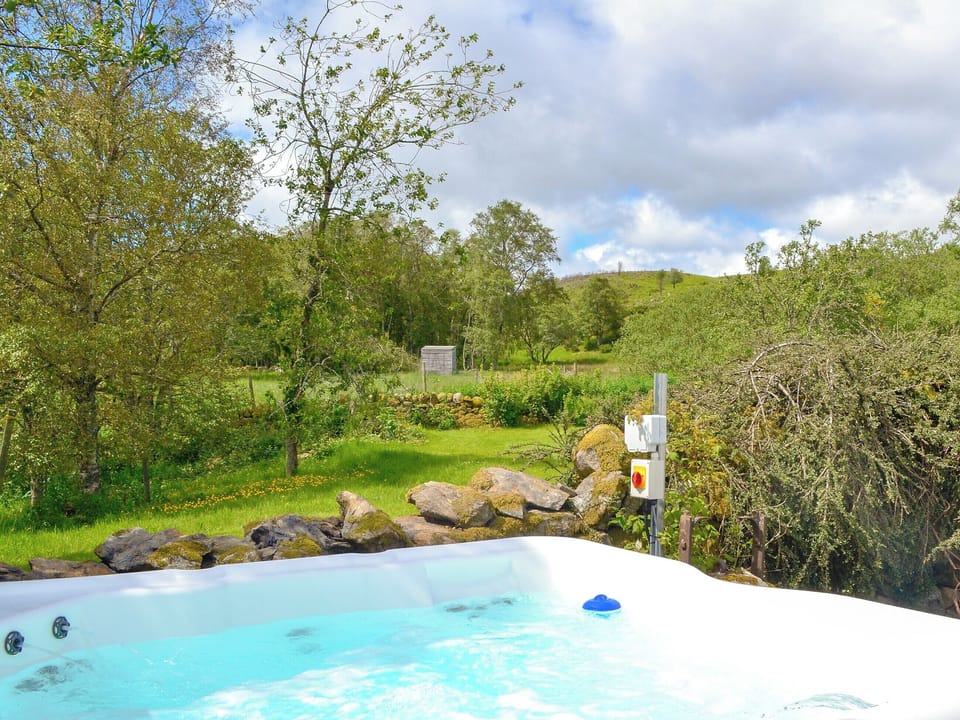 Fantastic hot tub | Dalvanie Mill, Folda, Glenisla
