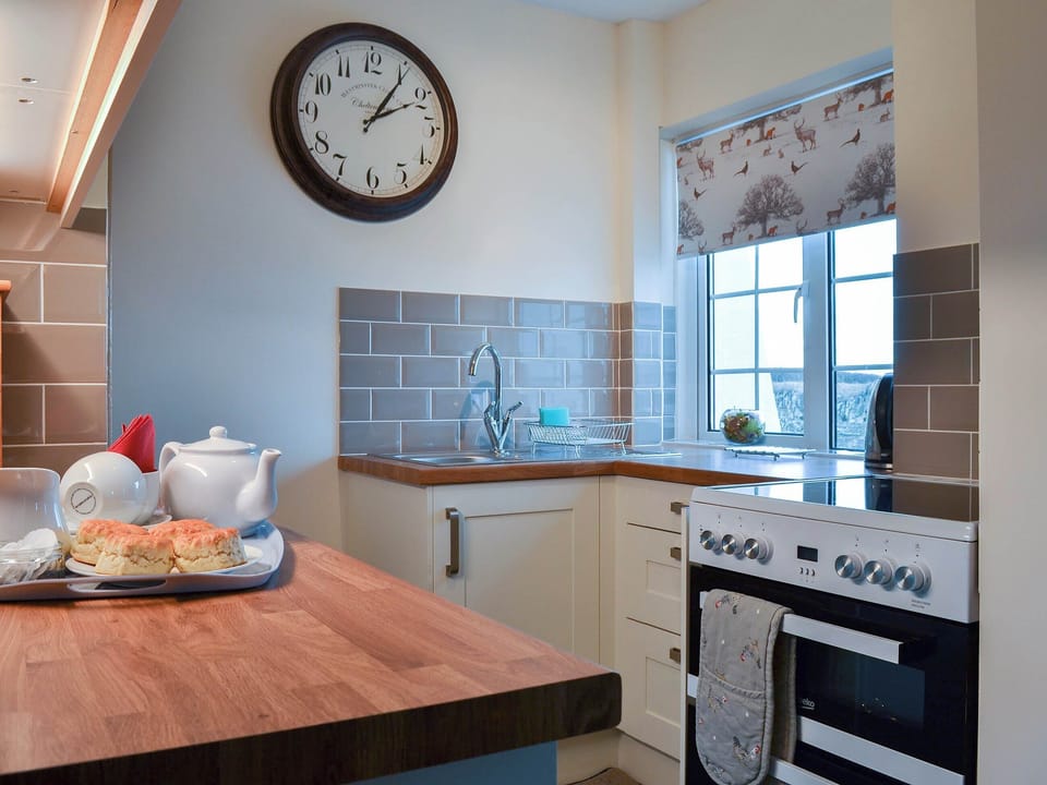 Lovely and bright kitchen | St Cadoc Cottage, Harlyn Bay, near Padstow