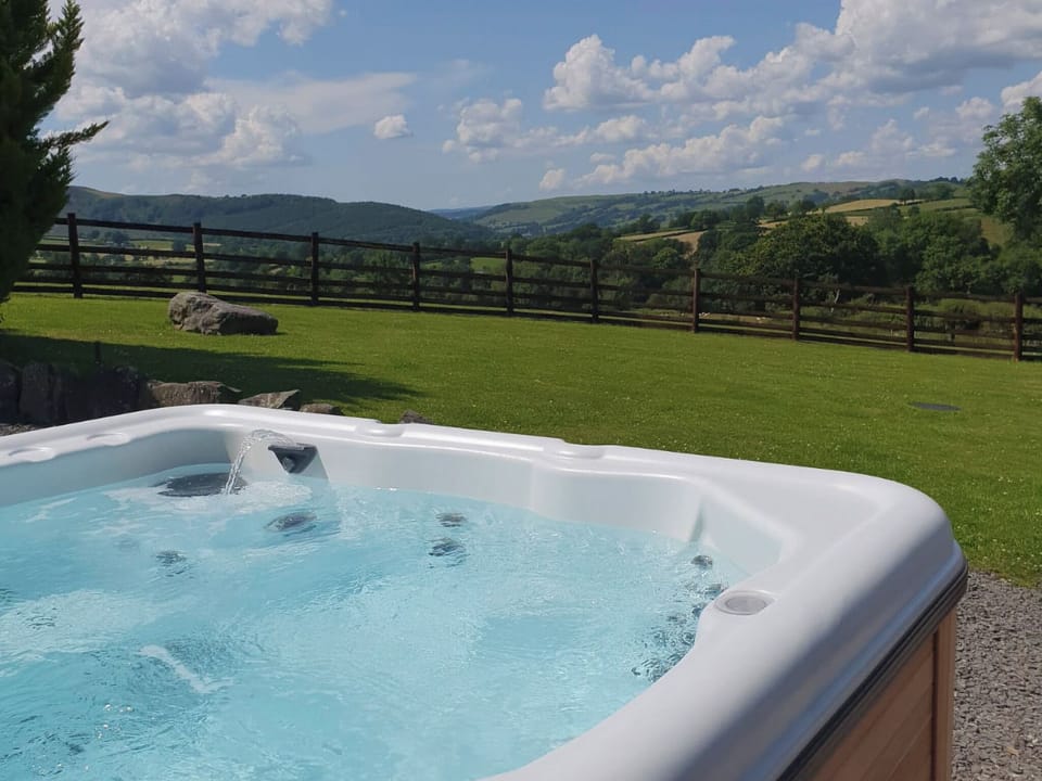 Hot tub | Y Dderwen at Brynglas Farm, Llanfair Caereinion