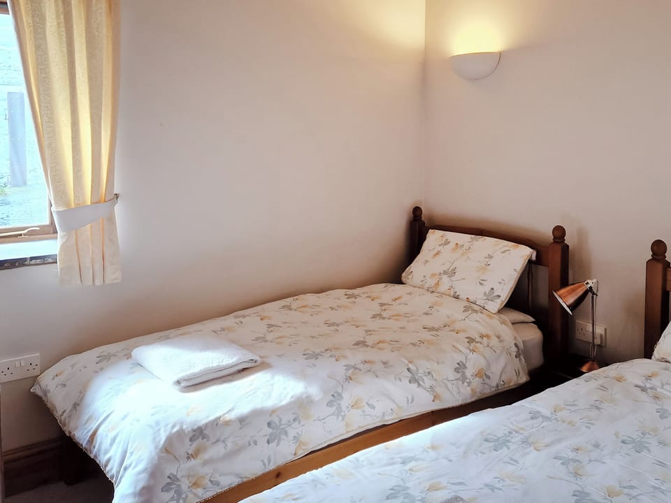 Twin bedroom | Y Dderwen at Brynglas Farm, Llanfair Caereinion