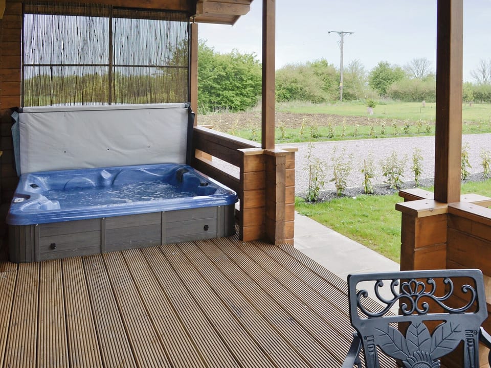 Hot tub | Faulkers Lakes - Bulrush Lodge, Burgh le Marsh, nr. Skegness